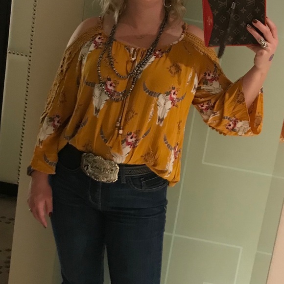 Women’s Size Medium Angie Cold Shoulder top - Picture 4 of 4